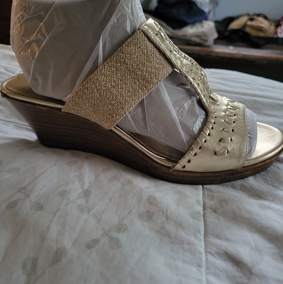 Jack Rogers gold wedges - sz 9 - Picture 5 of 7